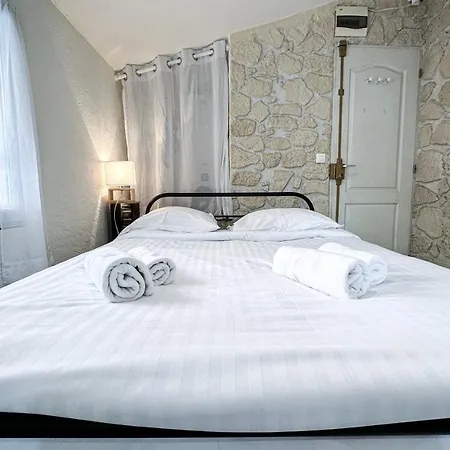 Apartment V2-studio Renove Au Centre De La Vieille Antibes